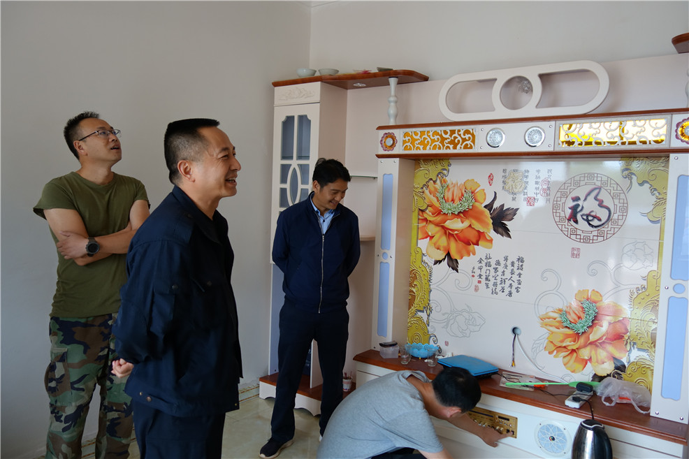 县委常委,县委办主任左刚一行深入东坡乡小以南古村易地扶贫搬迁安置